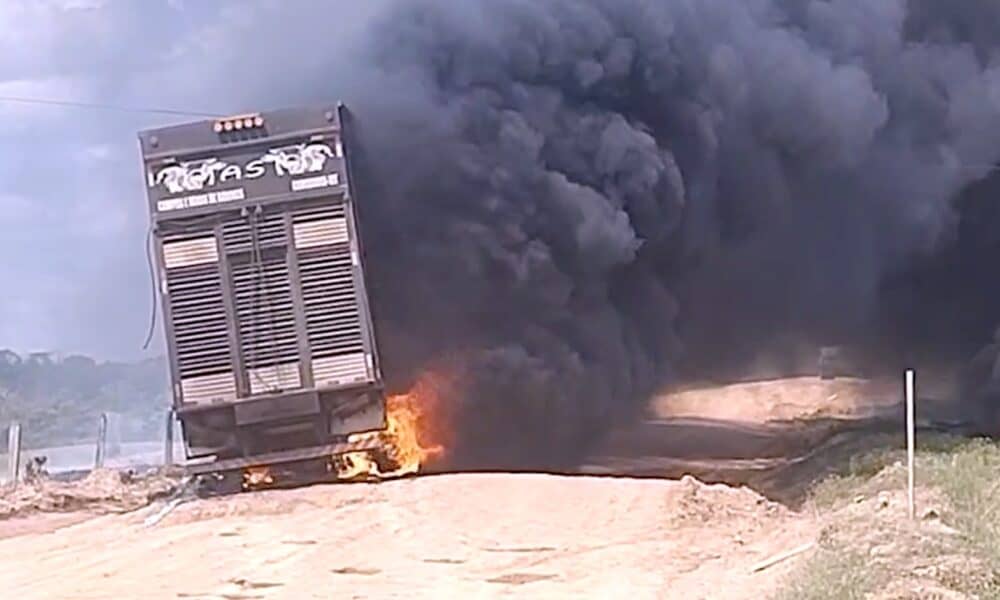 Incêndio Destrói Carreta Boiadeira na Transacreana, em Rio Branco Imagem do artigo