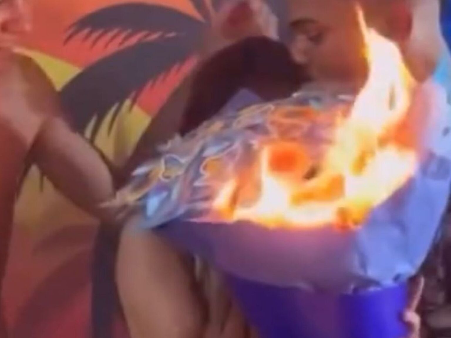 Incêndio Inusitado: Buquê de Aniversário Ganha Fama Viral em Ação de Amizade Imagem do artigo