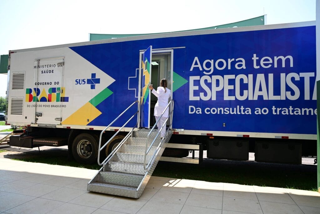 Atendimento Especializado na Saúde da Mulher em Rio Branco: Carreta do Programa Agora Tem Especialistas Chega com Apoio Governamental Imagem do artigo