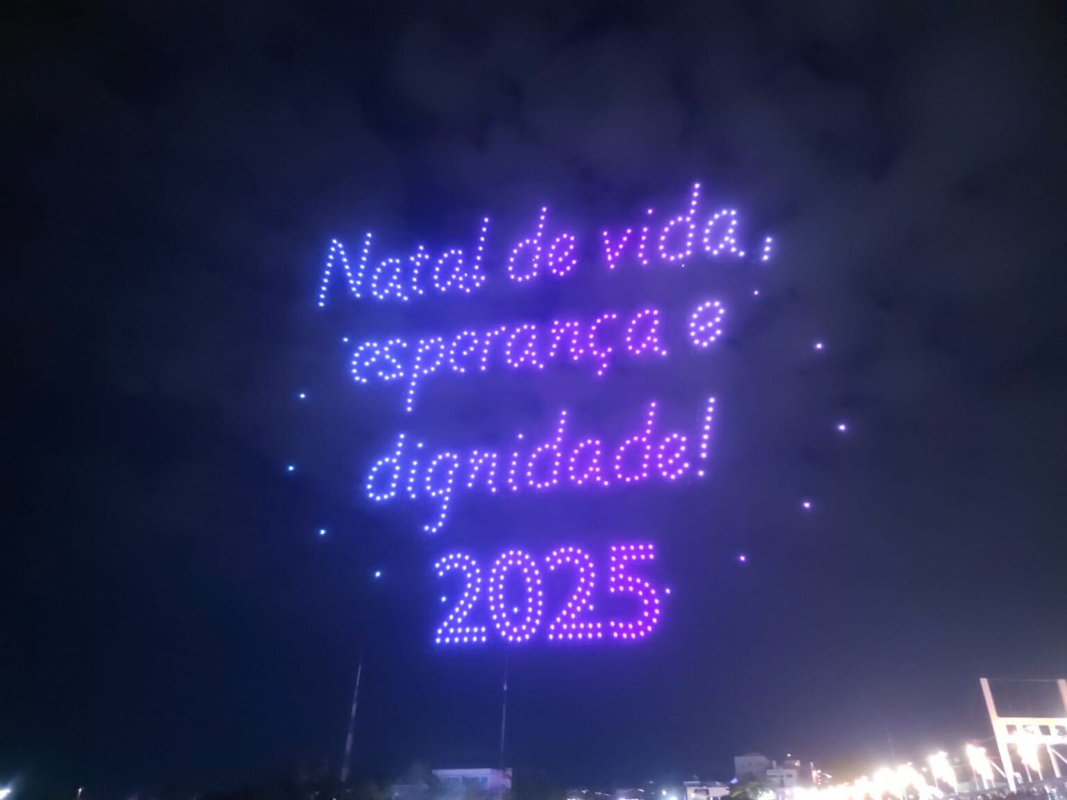 Luz e Magia: Apresentação de Natal com 600 Drones Encanta Rio Branco Luz e Magia: Apresentação de Natal com 600 Drones Encanta Rio Branco