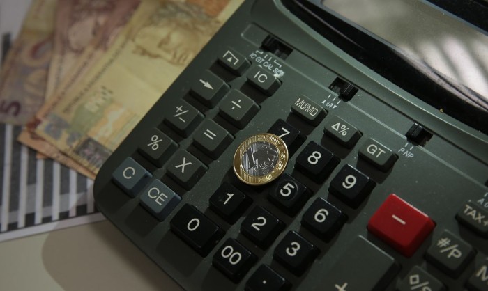 Economia Brasileira Enfrenta Queda de 0,3% em Outubro devido aos Juros Altos Imagem do artigo