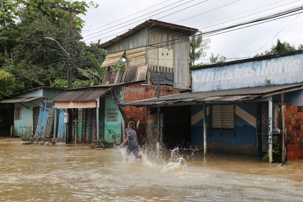 Alerta da Saúde Municipal sobre Riscos de Doenças com Cheia do Rio Acre