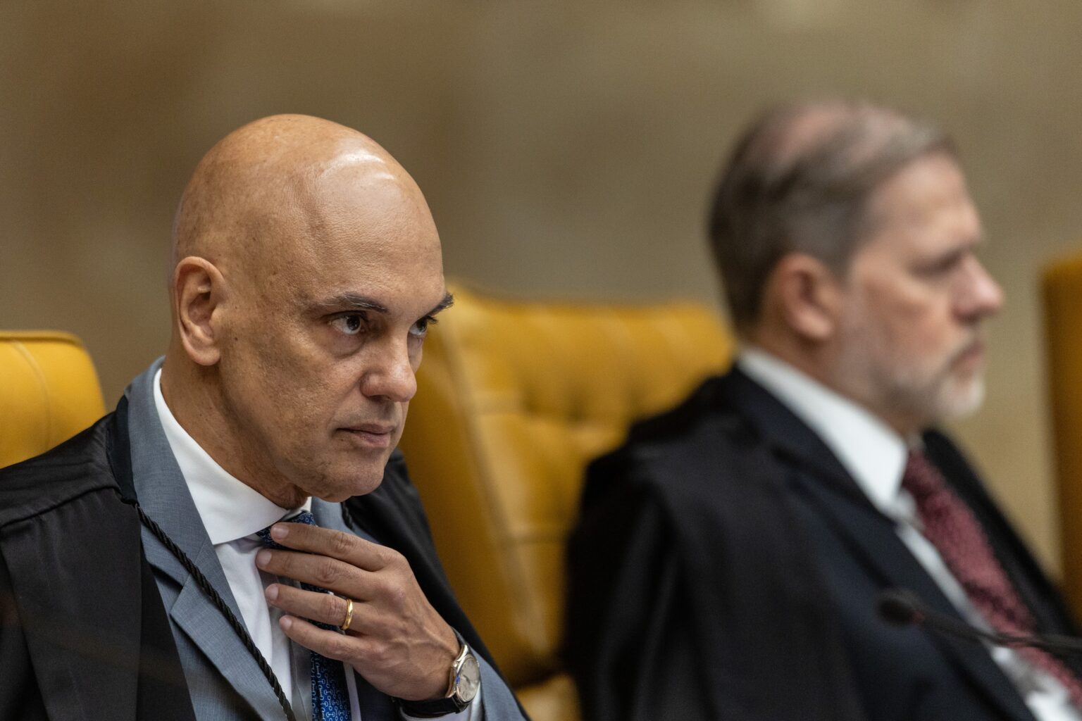 As Dores da Política Brasileira: Um Retrato da Insegurança e Traição