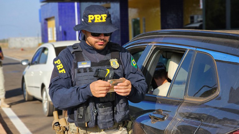 Motorista flagrado com CNH falsa em Rosário (MA) durante fiscalização da PRF Motorista flagrado com CNH falsa em Rosário (MA) durante fiscalização da PRF