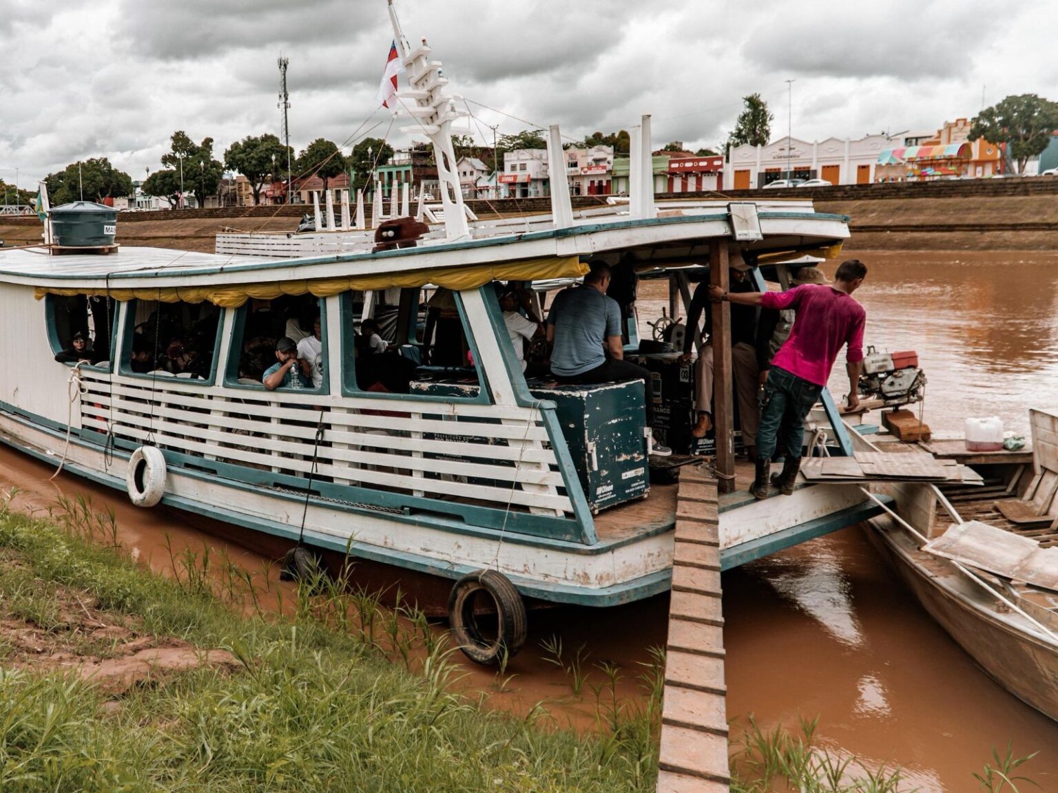Profissionais de Saúde Atendem 150 Comunidades Rurais de Rio Branco em Barco