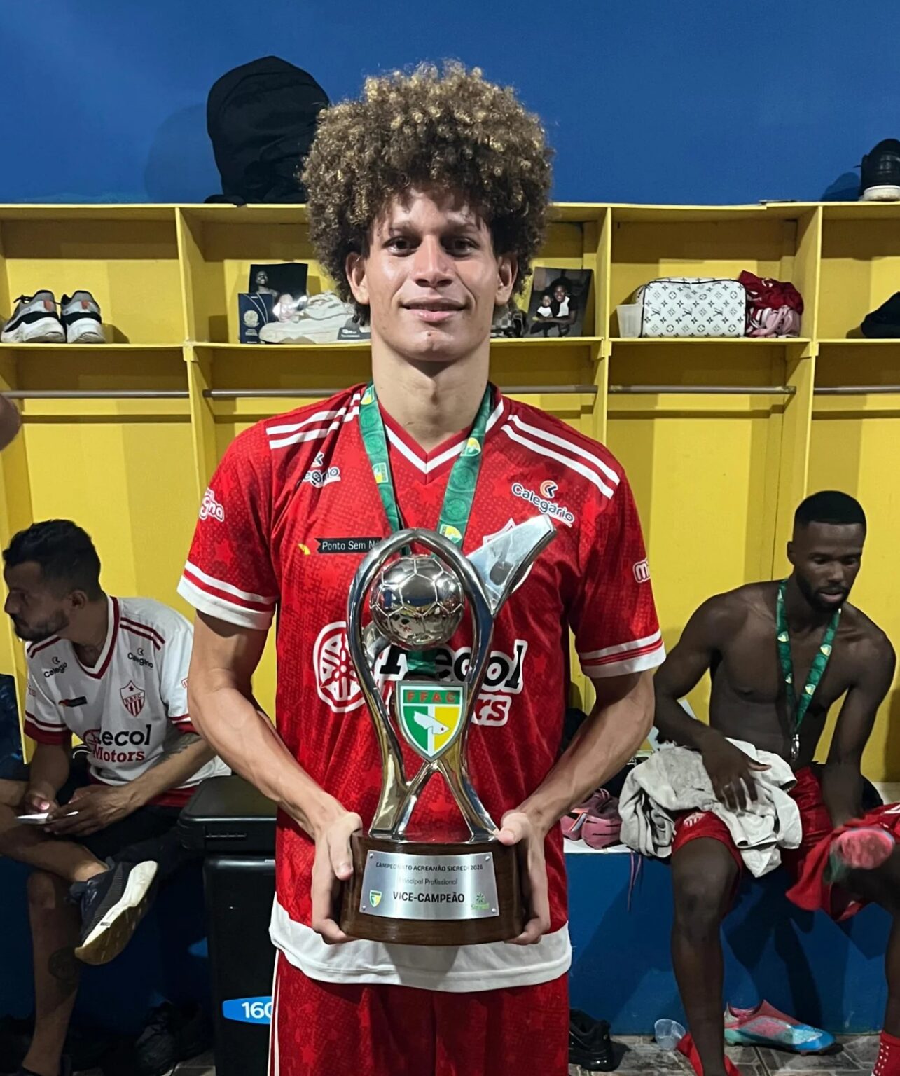 Rio Branco-AC é vice-campeão e zagueiro lamenta: 'A bola não quis entrar'
