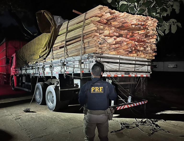 Apreensão de 21 m³ de Madeira Ilegal pela PRF em Marabá/PA Apreensão de 21 m³ de Madeira Ilegal pela PRF em Marabá/PA
