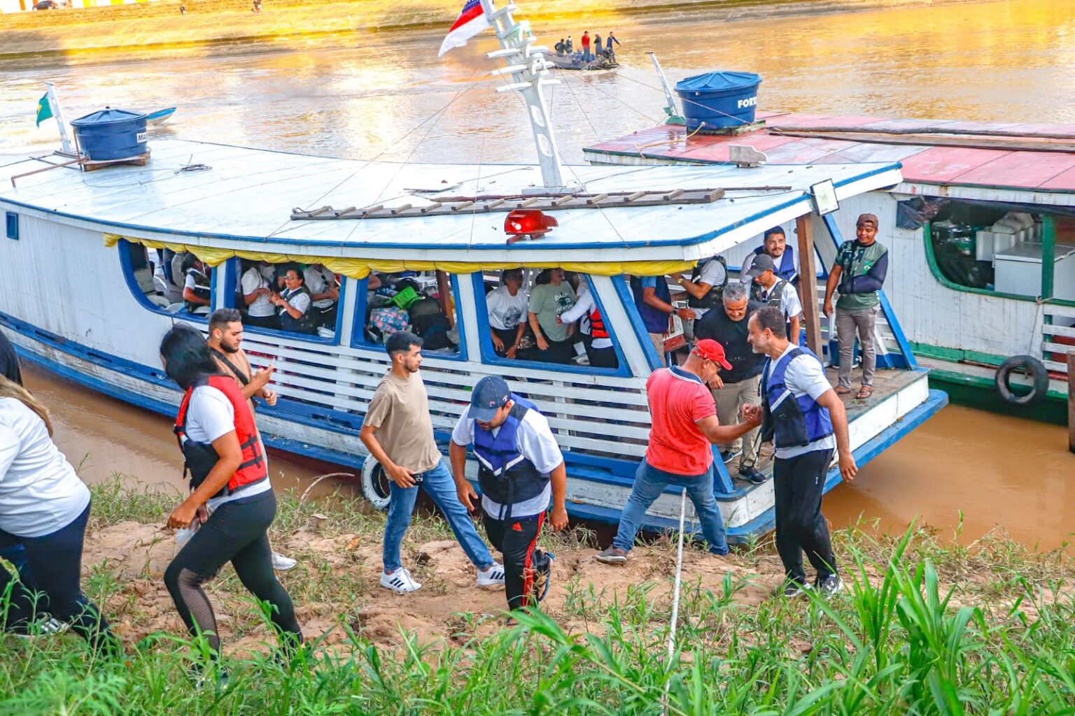 Equipes de Saúde Retornam Após Missão em Comunidades Ribeirinhas de Rio Branco Equipes de Saúde Retornam Após Missão em Comunidades Ribeirinhas de Rio Branco