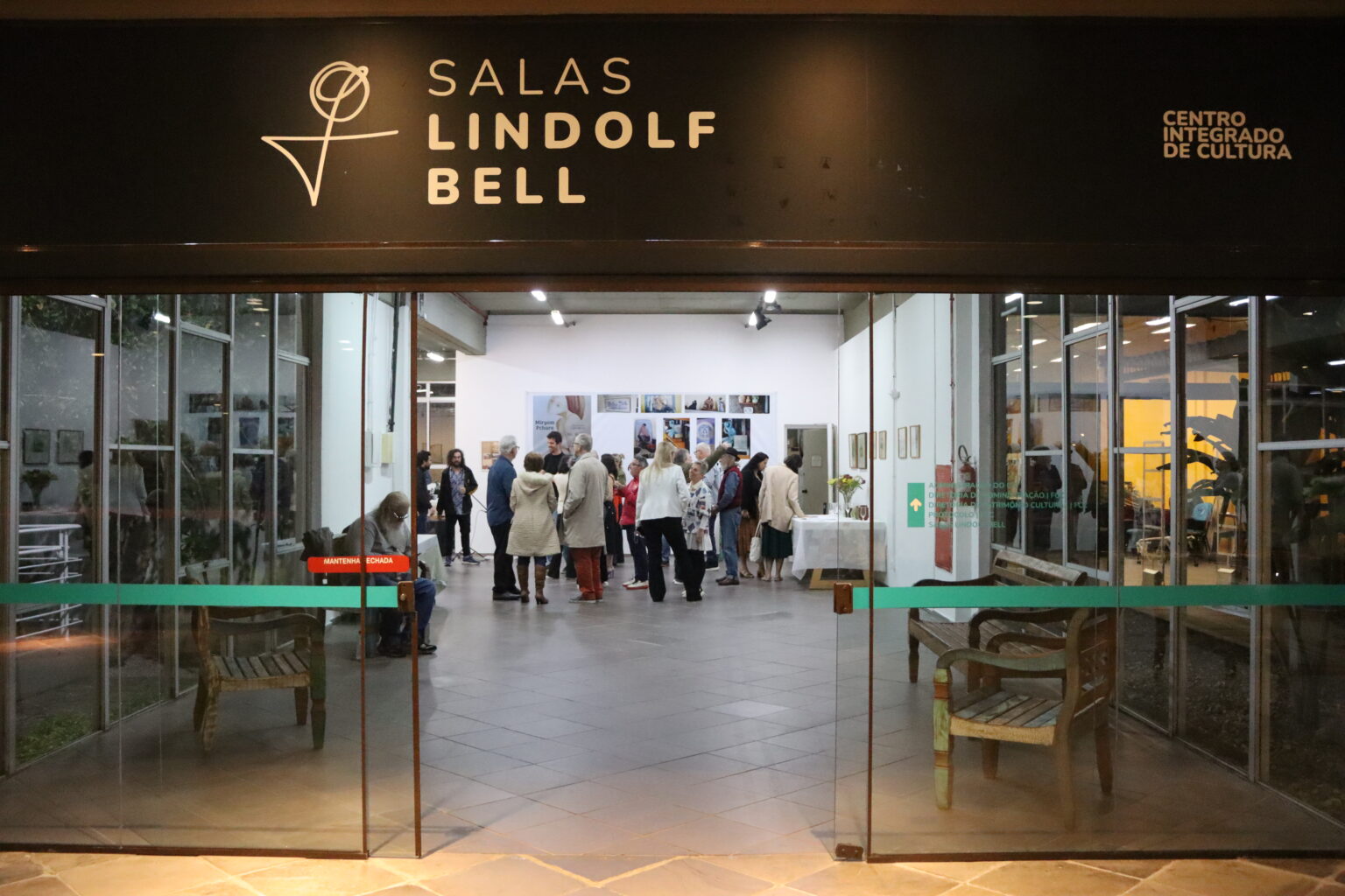 Exposição ‘Raízes e Reflexos: A Arte de Santa Catarina’ Promove Talentos Locais Exposição 'Raízes e Reflexos: A Arte de Santa Catarina' Promove Talentos Locais