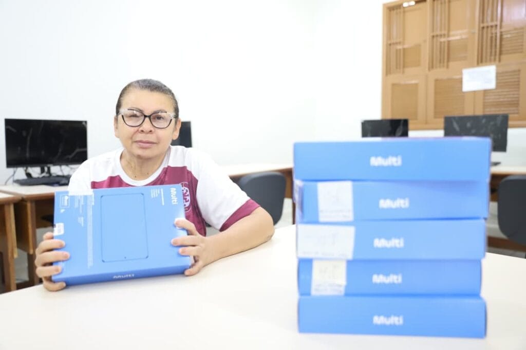 Rio Branco Entrega Tablets com Internet a Alunos de Escolas Integrais: Investimento de R$ 159 Mil Rio Branco Entrega Tablets com Internet a Alunos de Escolas Integrais: Investimento de R$ 159 Mil