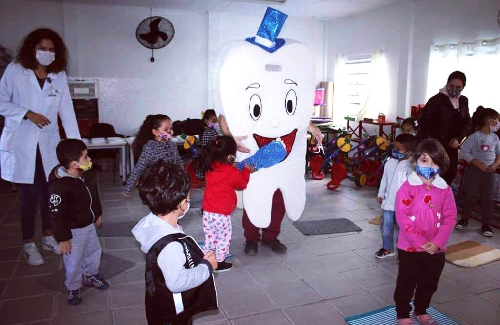 Dentista de UBS do Itaim Paulista Inova com Personagem “Dentão” para Humanização no Atendimento Imagem do artigo