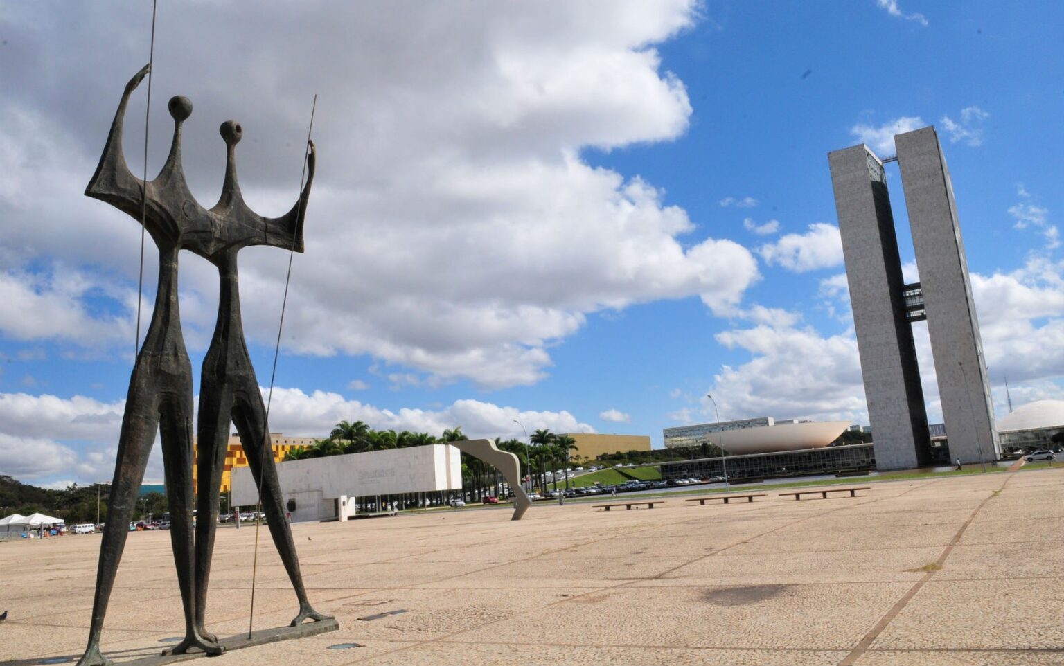 Embates Políticos de 2025 e Perspectivas para 2026