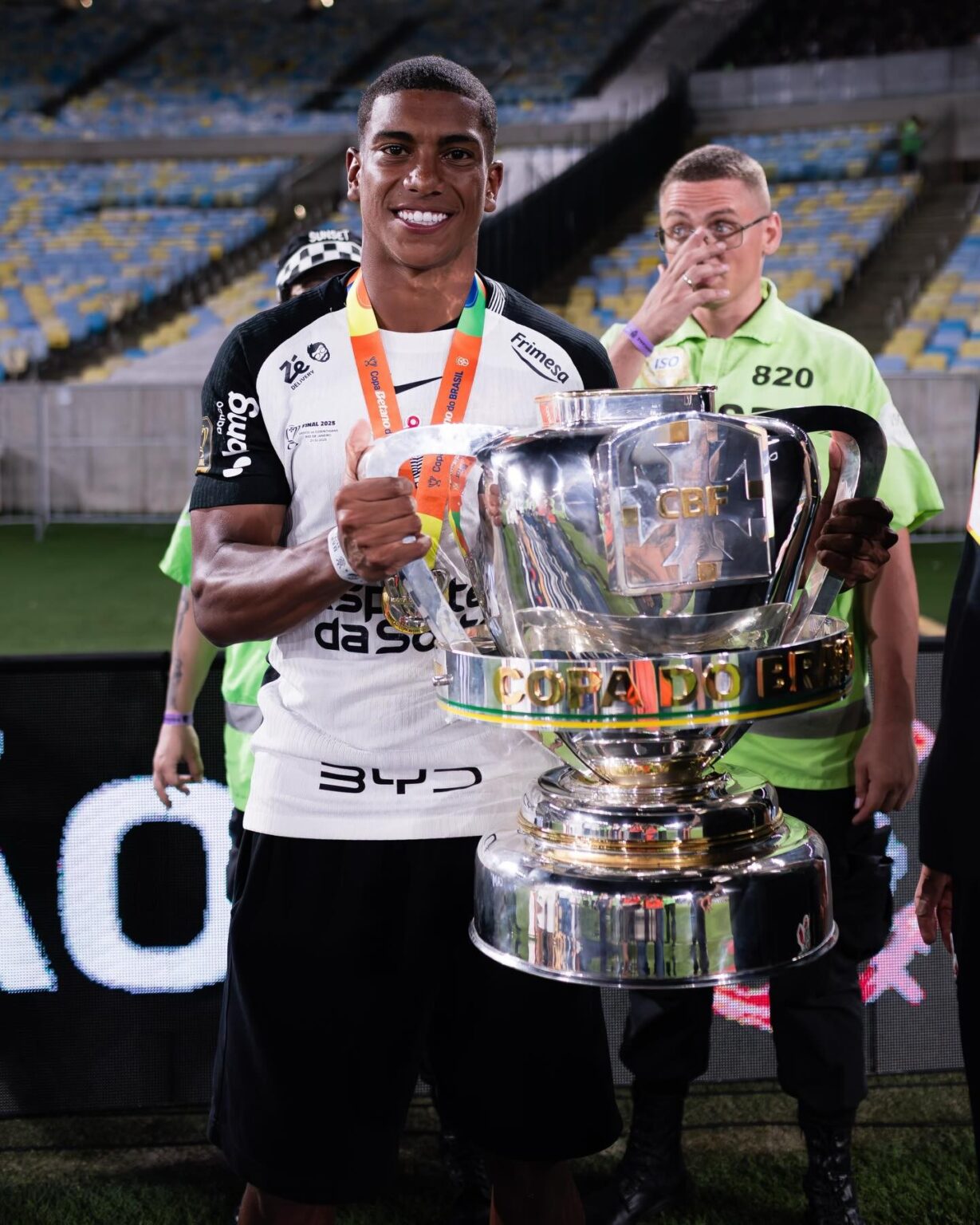 Jovem Lateral do Corinthians Viaja ao Rio de Ônibus e Pede Ingressos para a Final