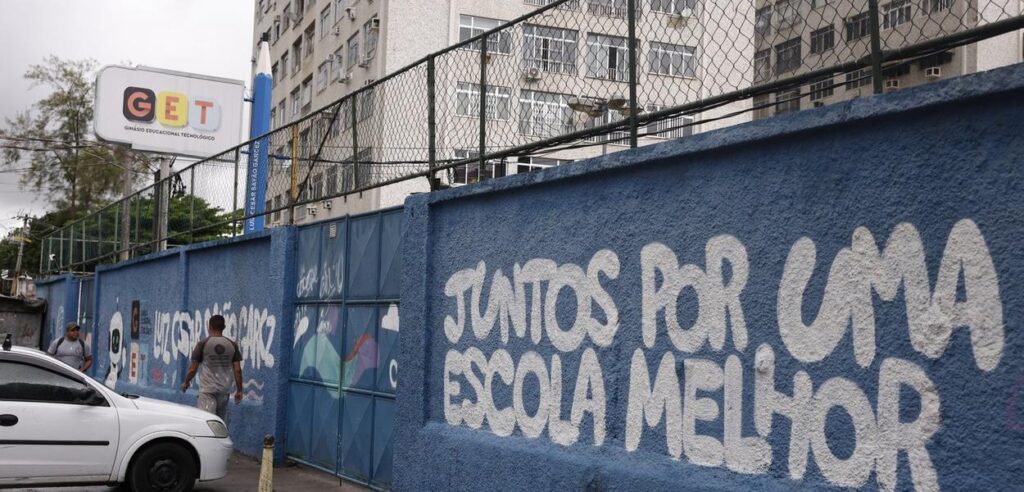 A Crise do Espaço Educacional no Brasil: Estudos de Caso Impactantes A Crise do Espaço Educacional no Brasil: Estudos de Caso Impactantes