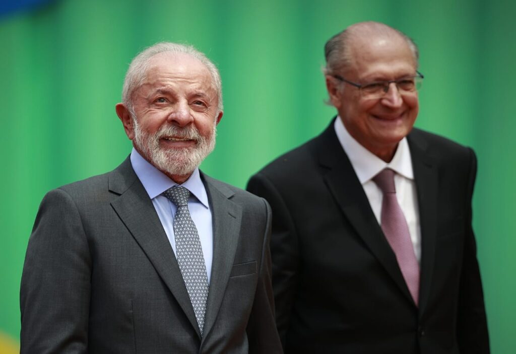 Alckmin Elogia Ação de Dino e Manifesta Felicidade com Lula