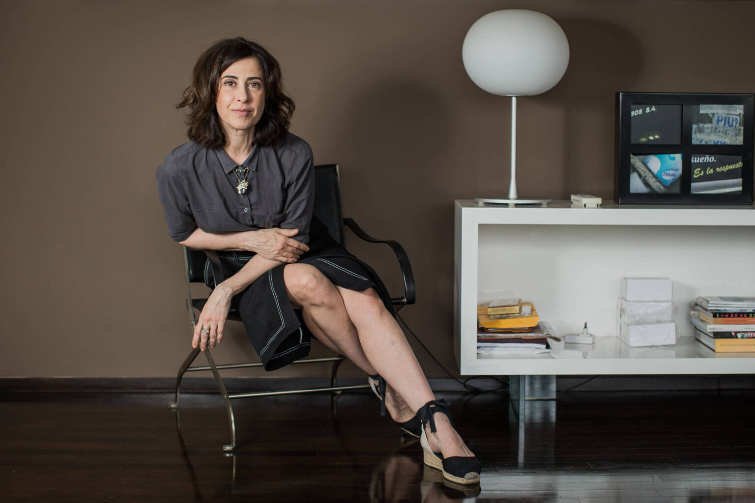 Fernanda Torres Compara a Política Brasileira a Luta Livre: Uma Análise Crítica