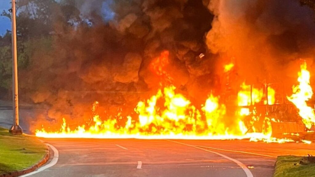 Incêndio em Ônibus na Barra da Tijuca: Chamas e Explosão Impressionam Passageiros