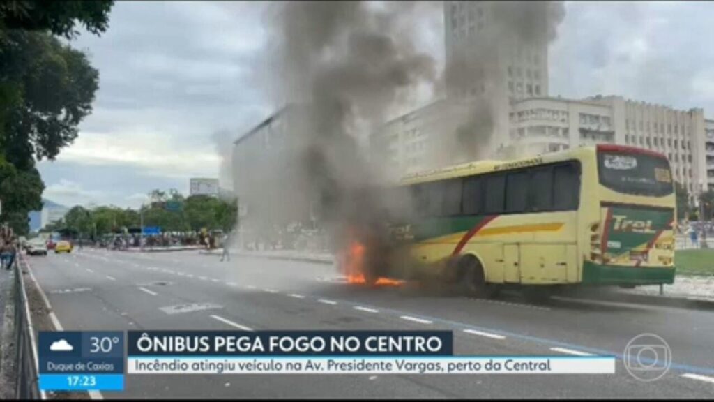 Incêndio em Ônibus na Avenida Presidente Vargas Interdita Acesso à Central do Brasil
