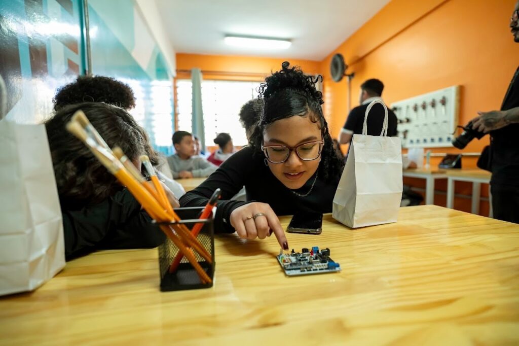 Engenhoka: Aulas Gratuitas de Arte e Robótica Chegam a Curitiba
