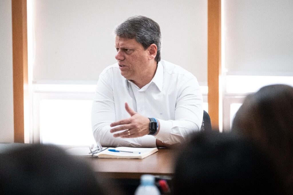 Desafios Políticos de Tarcísio de Freitas: A Influência do Bolsonarismo e os Impasses na Sua Gestão
