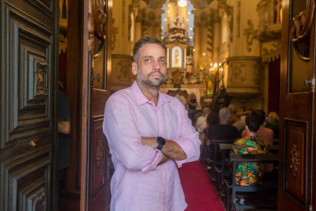 Douglas Ruas Enfrenta Desafios na Imagem da Alerj: A Necessidade de Reconstrução Douglas Ruas Enfrenta Desafios na Imagem da Alerj: A Necessidade de Reconstrução