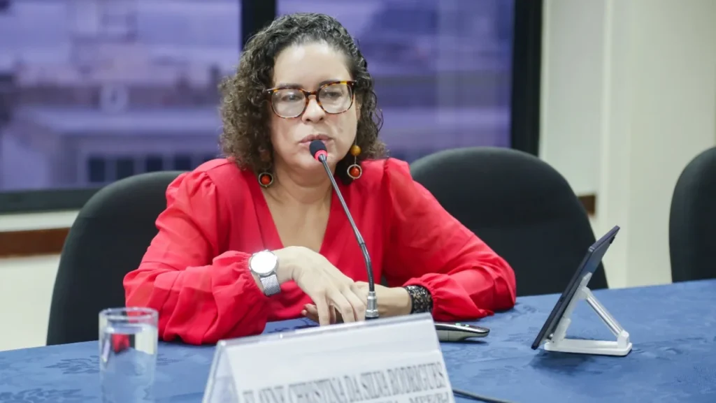 CNMP abre investigação contra promotora após repreensão sobre menção a Deus