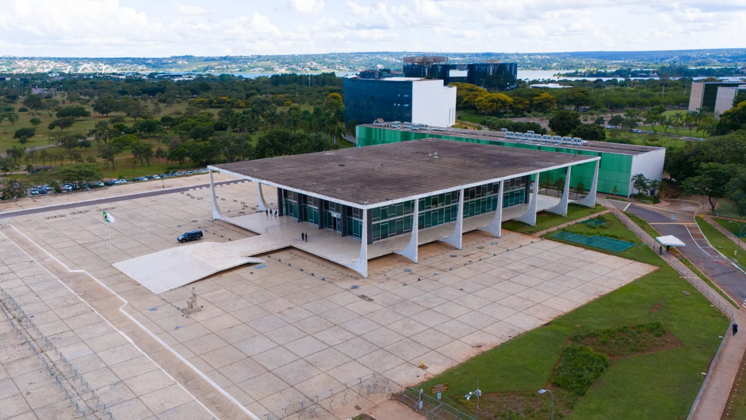 STF mantém prisão de desembargador acusado de vazar informações sigilosas no Rio