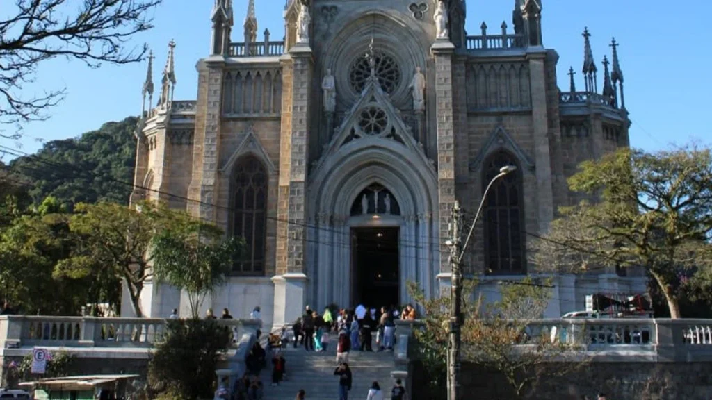 Diocese de Petrópolis Celebra 80 Anos de Evangelização e Pastoreio com Gratidão e Compromisso
