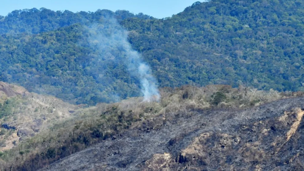 Incêndio na Serra do Vulcão é controlado após mais de 11 horas de combate intenso