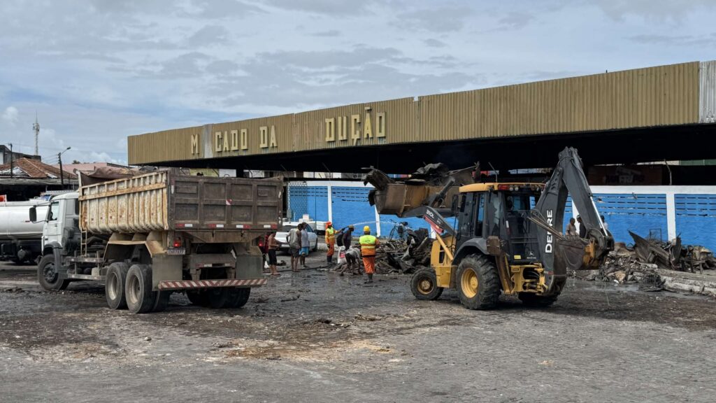 Prefeitura de Maceió Intensifica Ações para Minimizar Danos de Incêndio no Mercado da Produção Prefeitura de Maceió Intensifica Ações para Minimizar Danos de Incêndio no Mercado da Produção