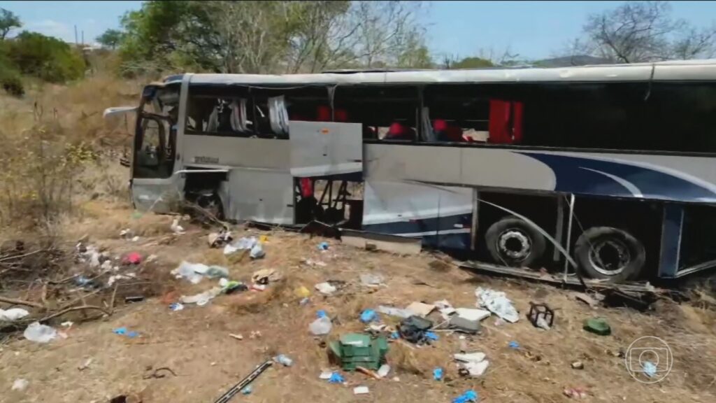 Dez romeiros feridos em acidente recebem alta; 11 continuam internados em Alagoas Dez romeiros feridos em acidente recebem alta; 11 continuam internados em Alagoas