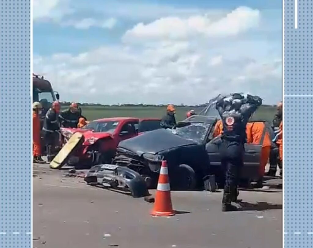 Acidente entre veículos deixa cinco feridos no Benedito Bentes, Maceió Acidente entre veículos deixa cinco feridos no Benedito Bentes, Maceió