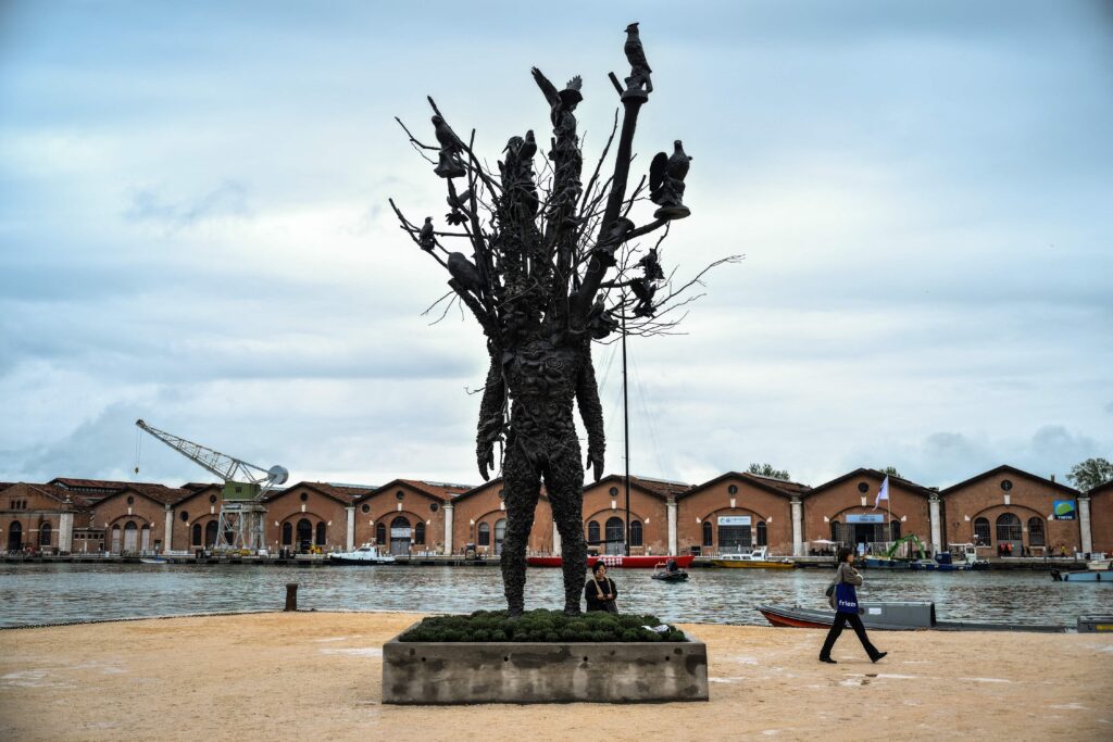 Bienal de Veneza: Protestos e Reflexões na 61ª Edição