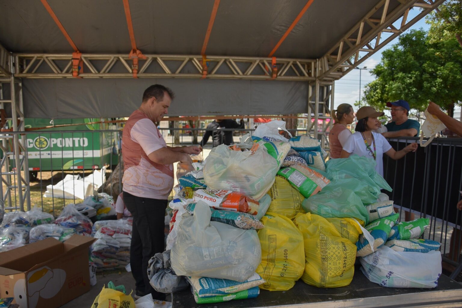 Fundação Rede Amazônica Arrecada 4 Toneladas de Alimentos Durante o Círio de Nazaré em Macapá Imagem do artigo