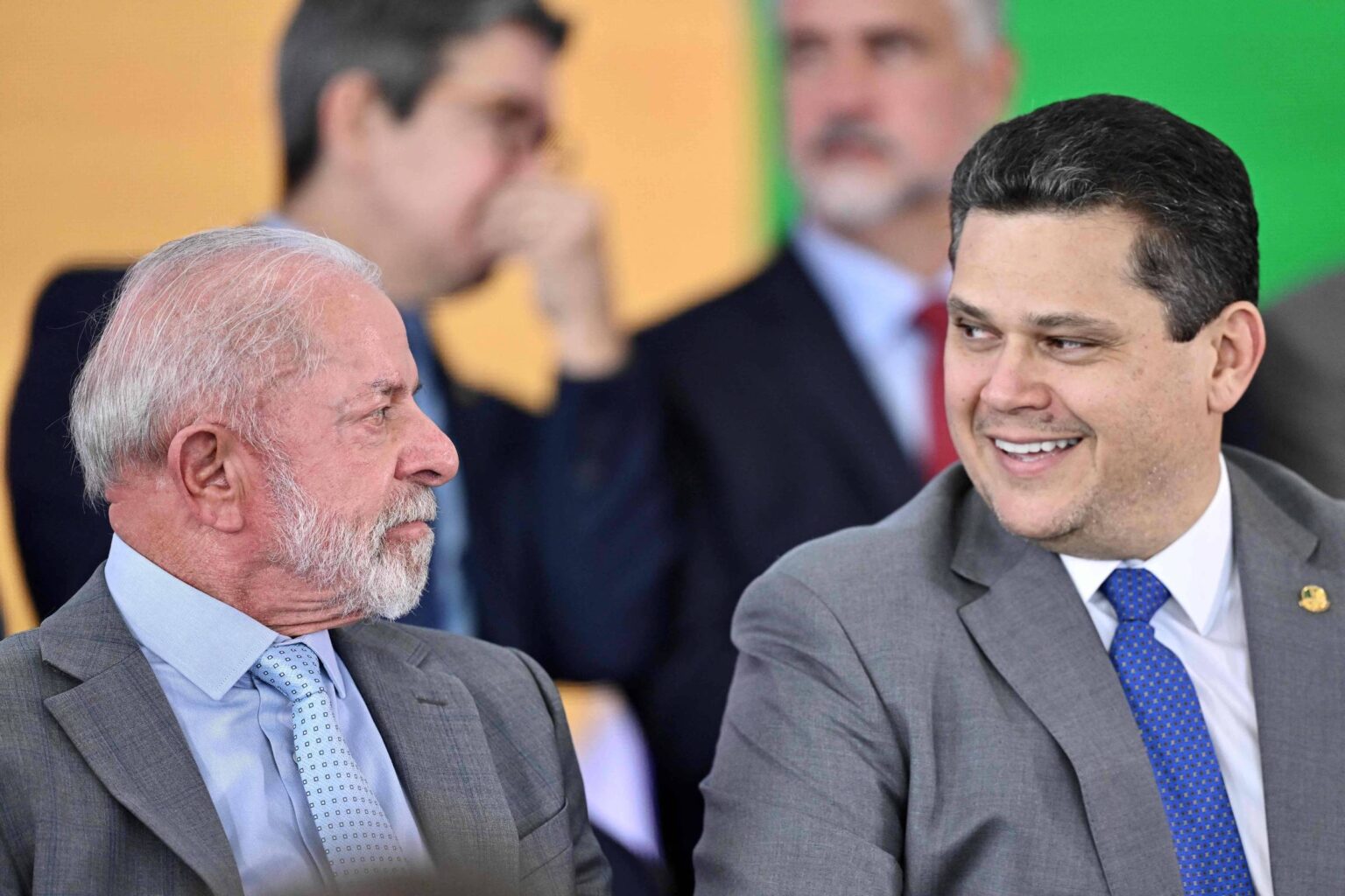 Alcolumbre Busca Diálogo com Lula Após Derrota de Messias no STF