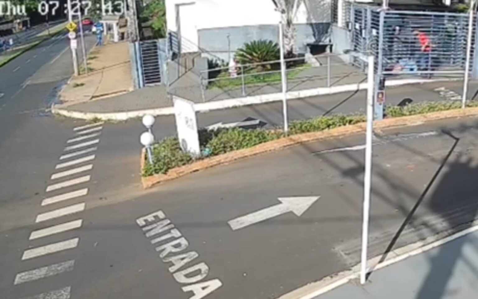 Homem Agride Ex-Namorada em Condomínio de Ribeirão Preto; Vídeo Chocante Revela Ação Violenta