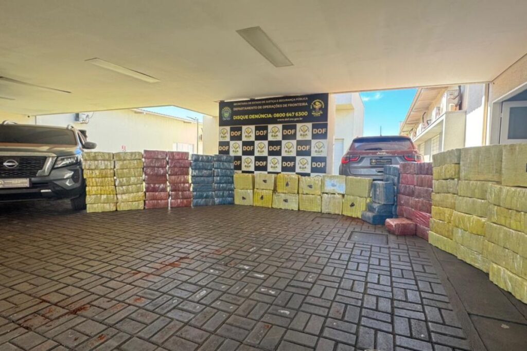 Dupla Abandona Veículos com 2 Toneladas de Maconha e Foge pelo Matagal Dupla Abandona Veículos com 2 Toneladas de Maconha e Foge pelo Matagal
