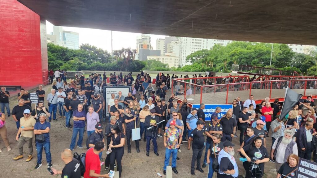 Sindicatos de Policiais Protestam contra Falta de Aumento e Gritam 'Fora Tarcísio'