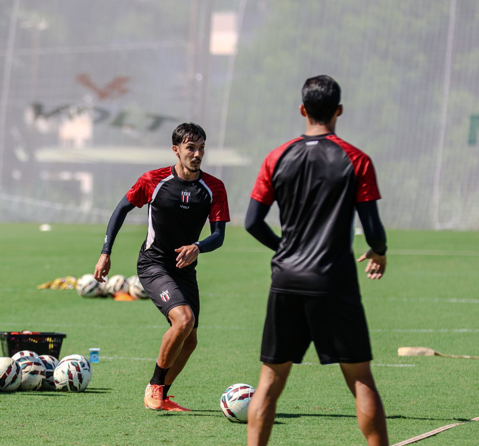 Marco Antônio Treina com o Botafogo-SP e Destaca Disputa no Meio-Campo