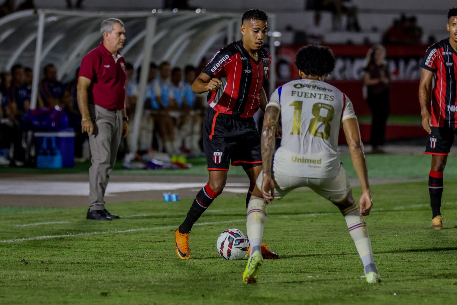 Zé Hugo Começa Série B como Titular e Busca Usar Experiência para Fortalecer Botafogo-SP Zé Hugo Começa Série B como Titular e Busca Usar Experiência para Fortalecer Botafogo-SP