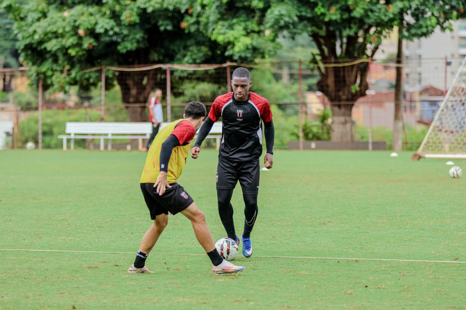 Matheus Sales Antecipando Confronto com Ex-Clube: Botafogo-SP em Alerta Contra Atlético-GO