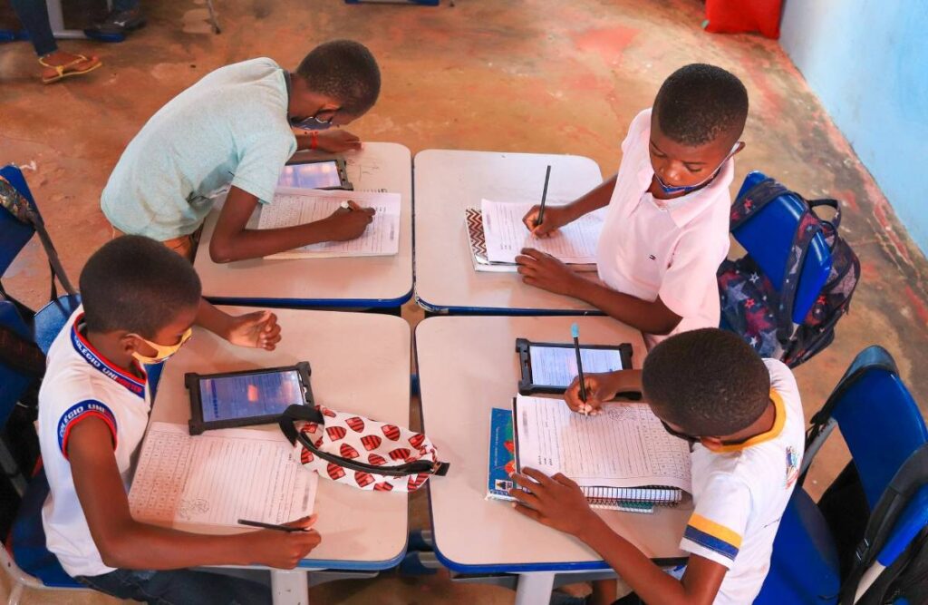 Conectividade nas Escolas Brasileiras: Avanços e Desafios Regionais