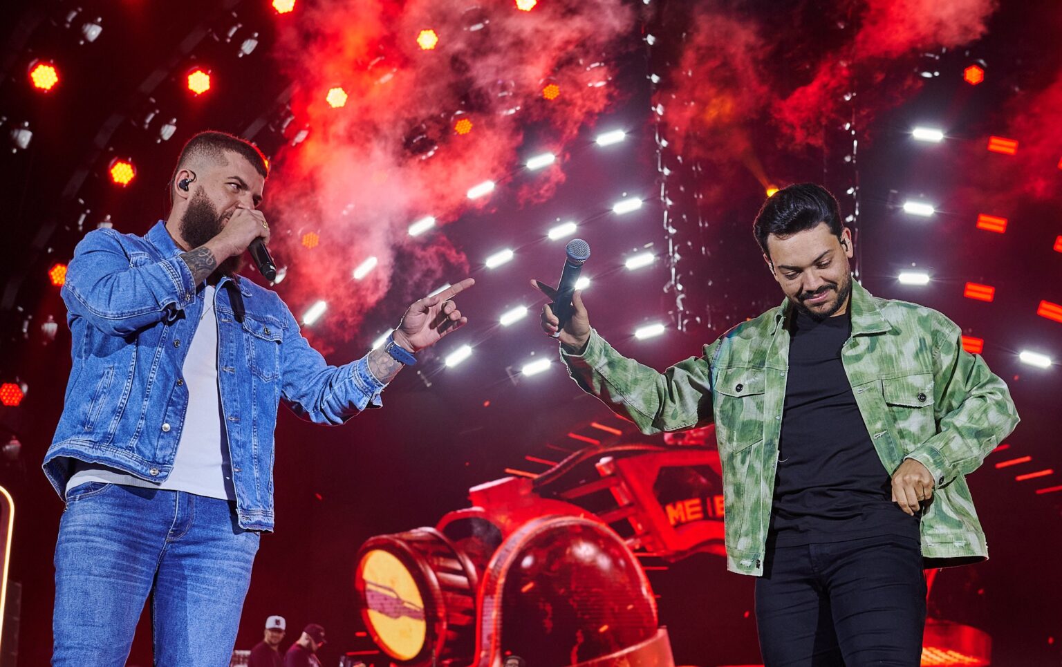 Ícaro & Gilmar Param Show e Gravam Mensagem para Ajudar Fã a Reatar Namoro