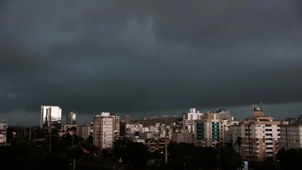 Ciclone-bomba no RS: saiba como o fenômeno pode causar tempestades e tornados