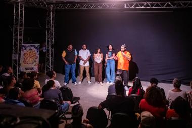 Comédia Baiana em Movimento: Riso e Acesso na Cidade Baixa