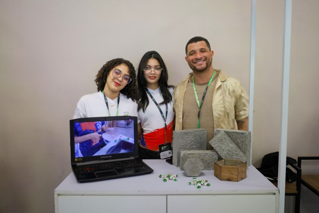 Estudantes de Vitória da Conquista Inovam com Piso Intertravado Sustentável Estudantes de Vitória da Conquista Inovam com Piso Intertravado Sustentável