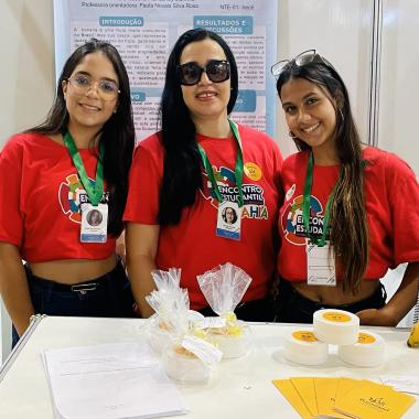 Estudantes Transformam Cascas de Banana em Pomada Cicatrizante Inovadora Estudantes Transformam Cascas de Banana em Pomada Cicatrizante Inovadora