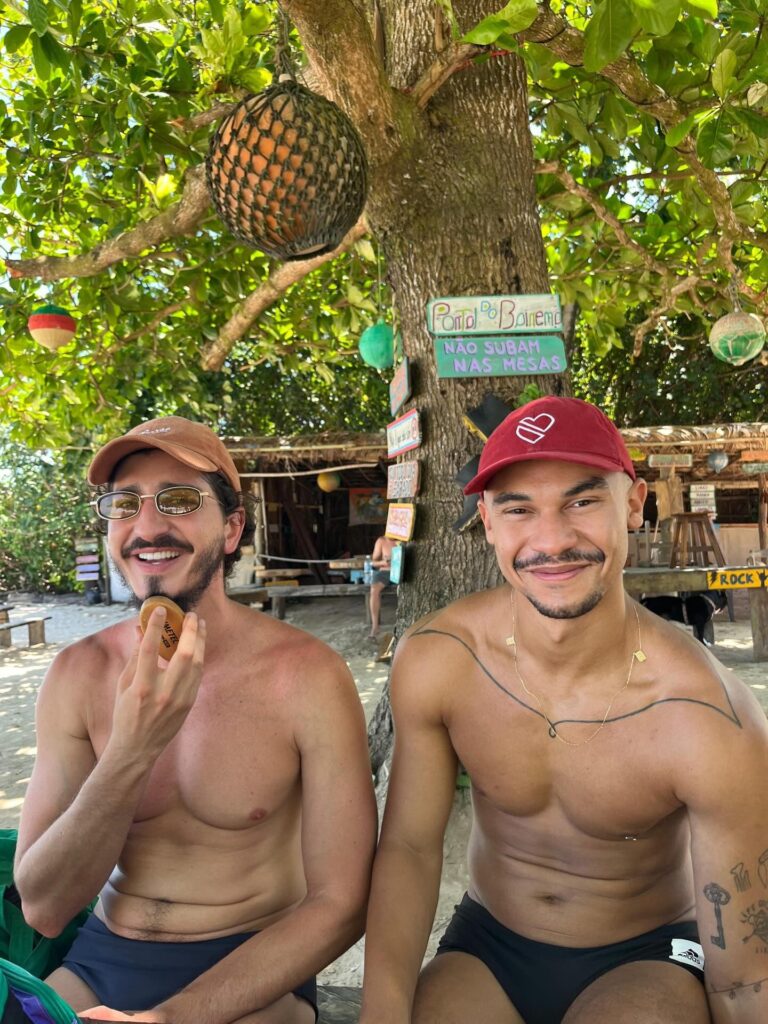 Johnny Massaro exibe novo namorado na Bahia e celebra início de 2026