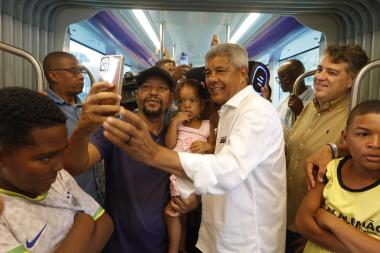 Moradores Celebram Primeira Viagem-Teste do VLT no Subúrbio Ferroviário