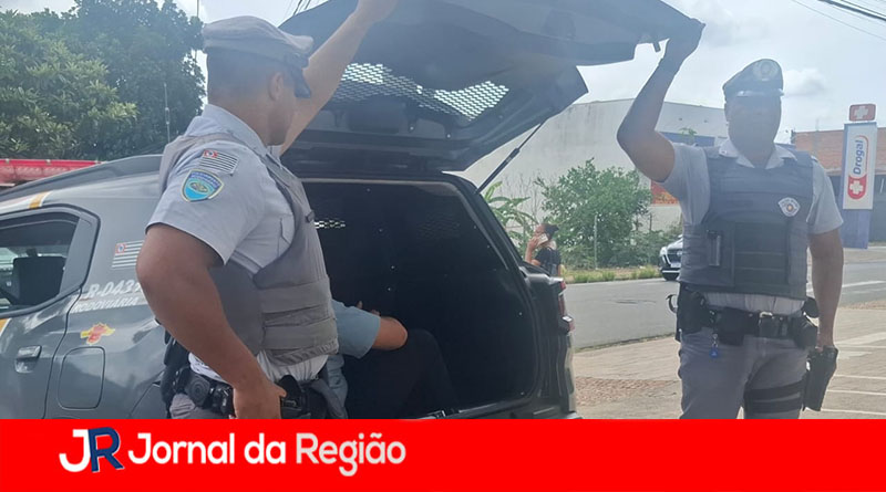 Motorista de ônibus preso com CNH falsificada durante operação na SP-330 Motorista de ônibus preso com CNH falsificada durante operação na SP-330